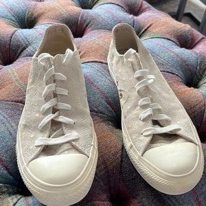 Converse size 9